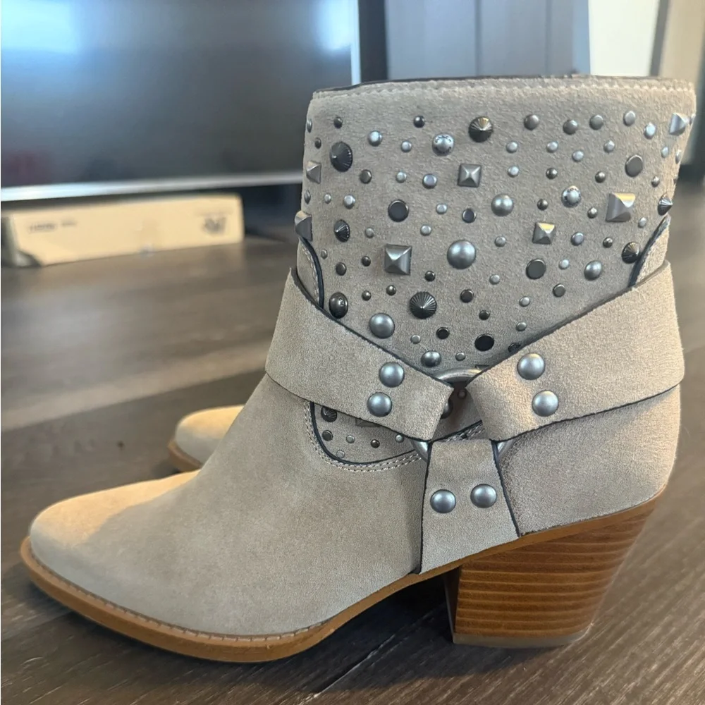 Like New! Coach Pia Studded Suede Ankle Boot in Oat - Size 8